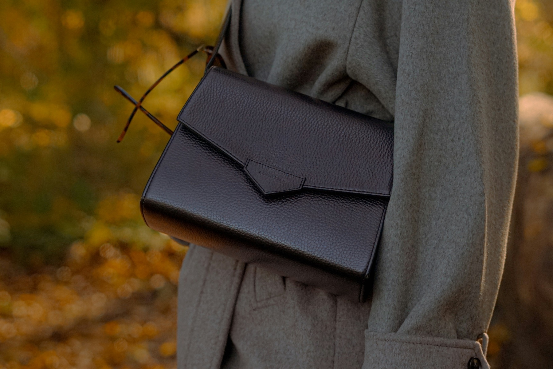 Model handbag